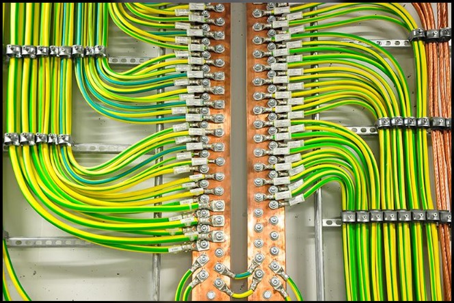 Low-voltage electrical distribution panel and earthing conductors