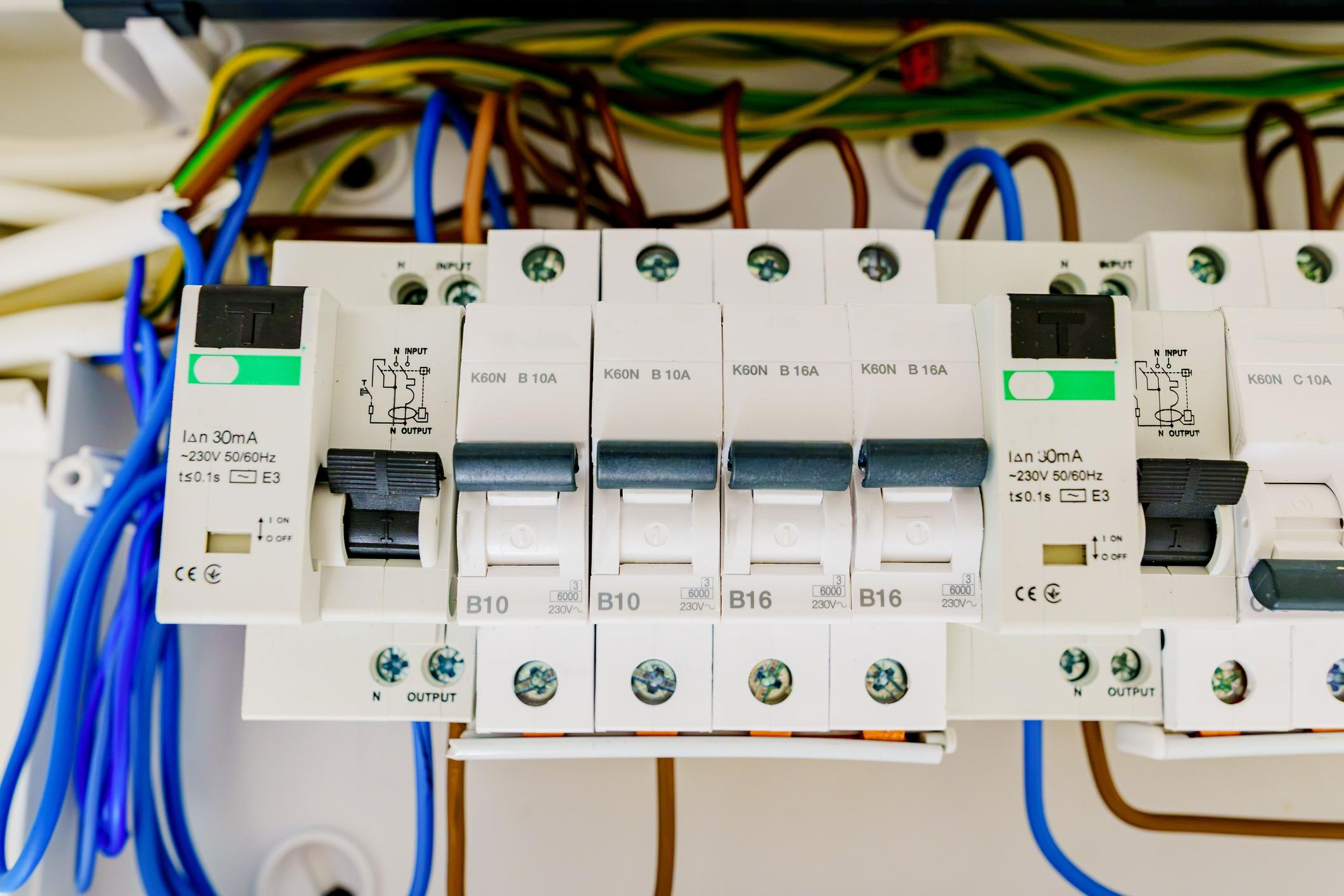 Residual current circuit breaker in an electrical distribution board